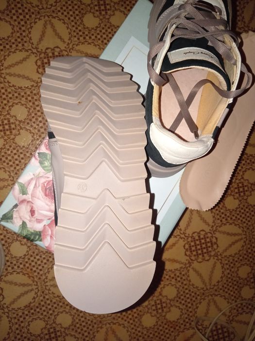 Кроссовки женские