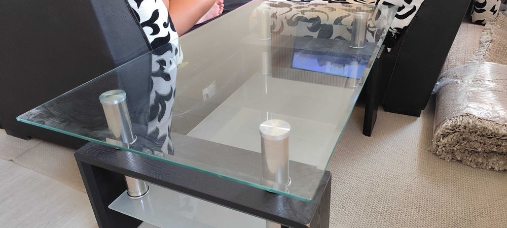 Mesa de centro com tampo em vidro e prateleira em vidro fosco