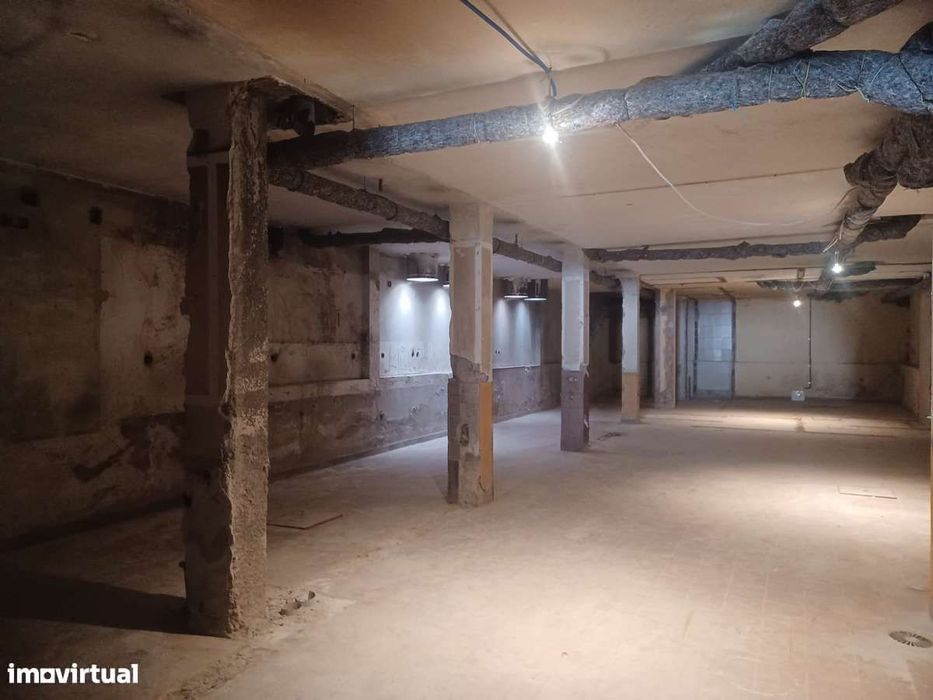 Loja para arrendar em pleno centro da cidade - Zona do Pópulo - 150 m2