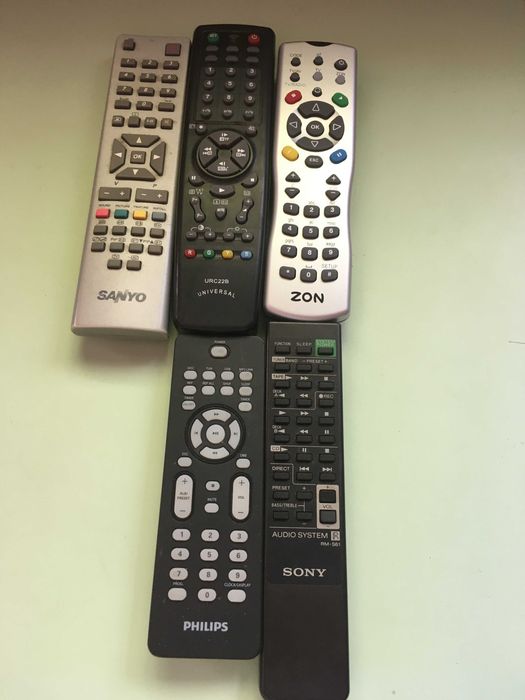 Comandos para TV a funcionar os 5 são 30 euros