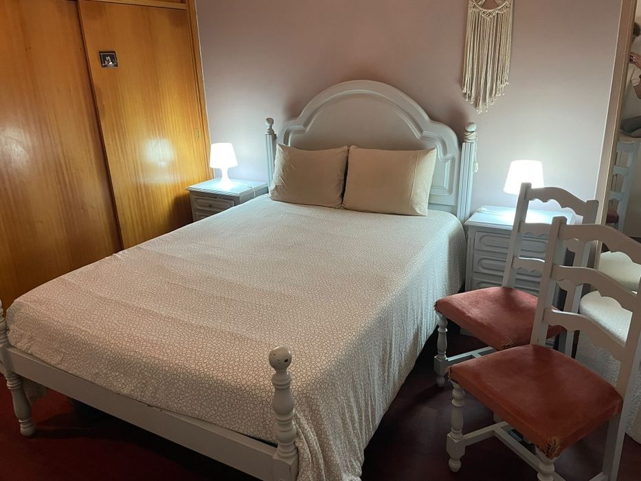 Cama de casal 200 x 140cm + 2 Mesas cabeceira + 2 cadeiras em bom estado