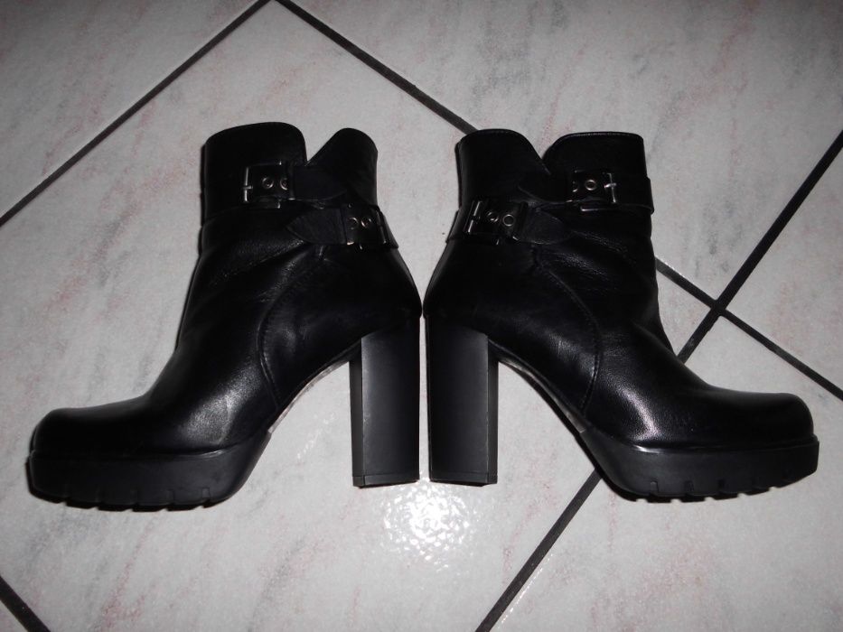 Botas Pretas de Pele
