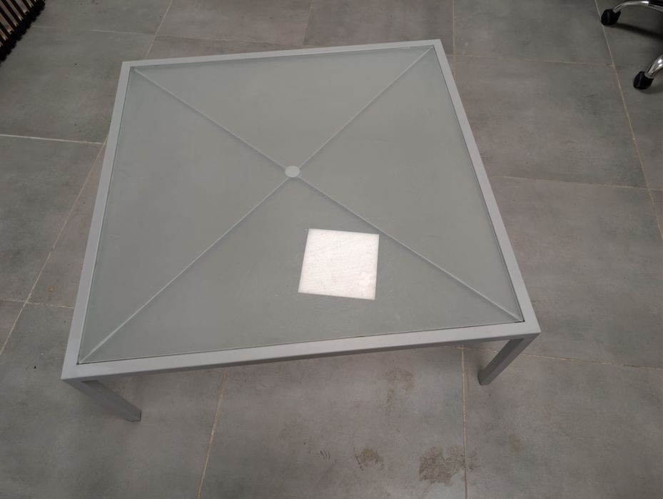 Nowoczesny stolik kawowy szklany – biały, minimalistyczny design