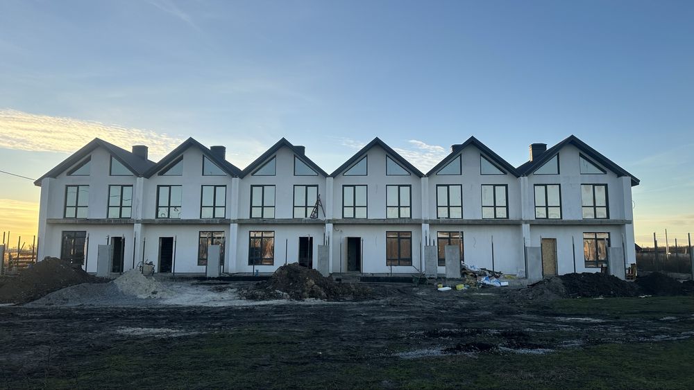 Продаються Таунхауси на Військбуді. Без комісії, від власника!