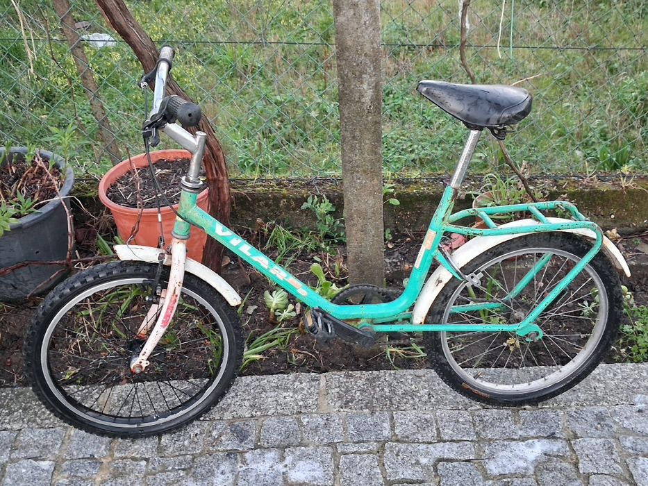 Bicicleta de cidade e criança