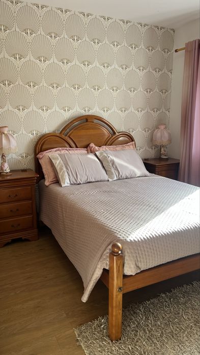 Cama com colchão e mesinhas de cabeceira