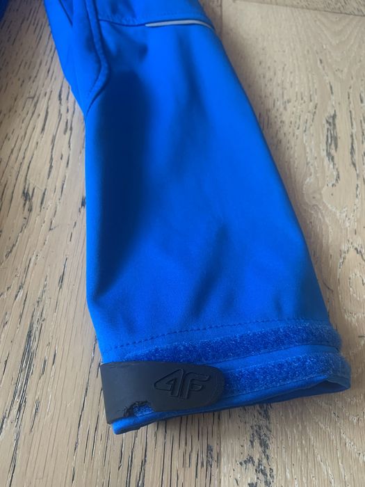 Softshell cienki firmy 4F z odpinanym kapturem