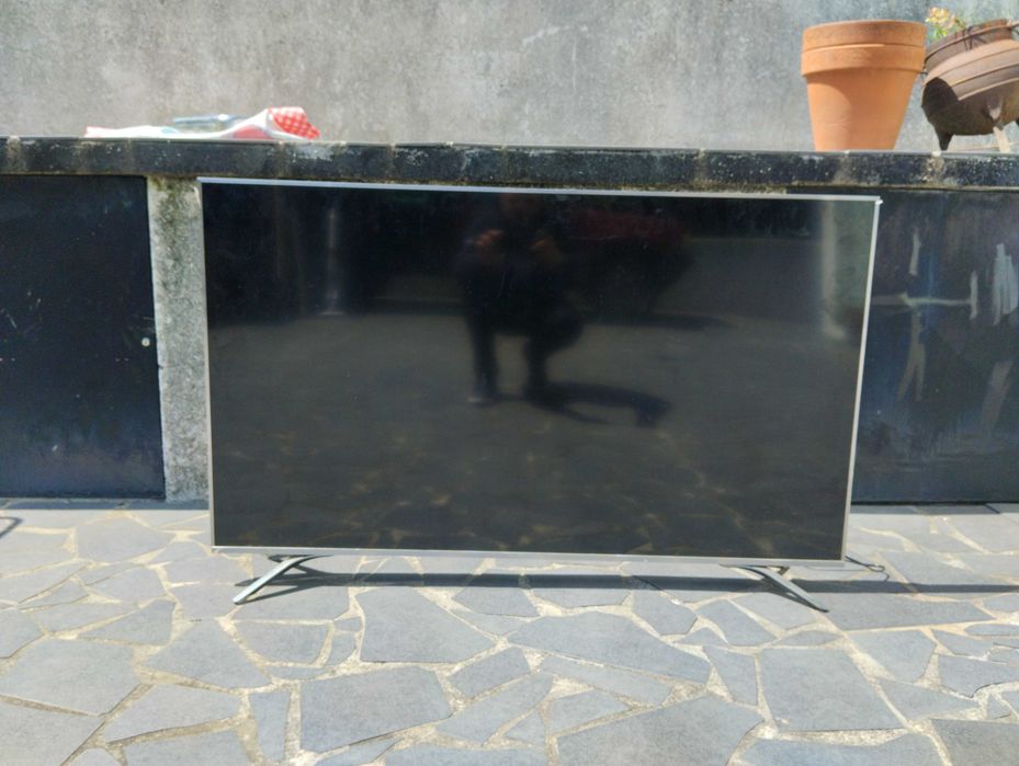 smart TV hisense 55", écran partido