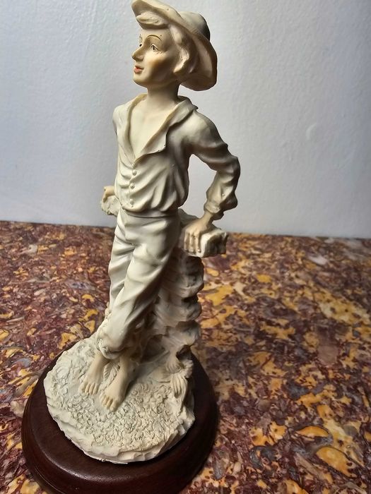 Włoska duża figurka piękna "Młody farmer" 19 cm