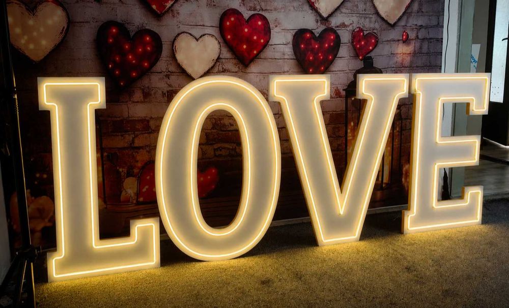 Napis Love LED neon