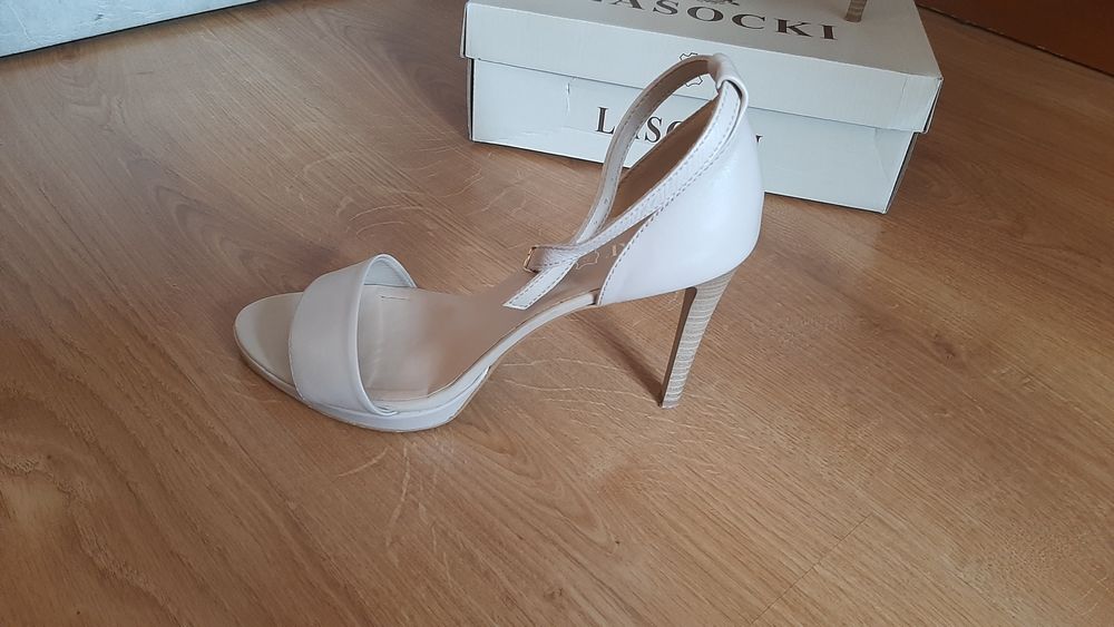 Продам босоножки та туфлі