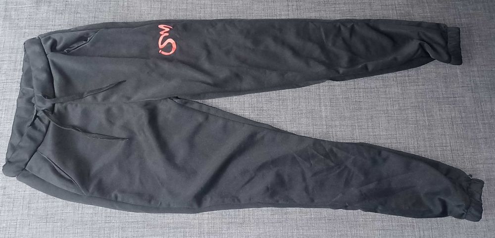 Czarny komplet dresowy damski (bluza + spodnie) z czerwoną aplikacją