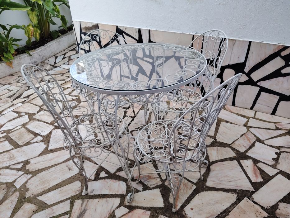 Conjunto de Mesa em Ferro Forjado e 4 Cadeiras