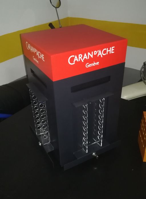 Expositor Publicitário de canetas da Caran D'Ache