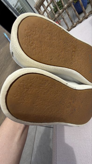 Butu snekersy ugg skora