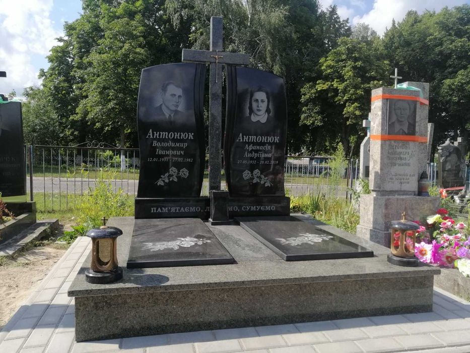 Одинарні, подвійні, європейські, військові пам'ятники