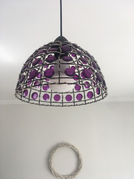 Candeeiro de teto com pedras roxas