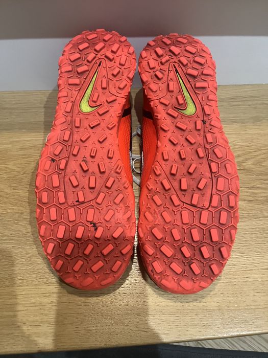 Białe korki Nike Phantom GT w rozmiarze 40 (US 7).m