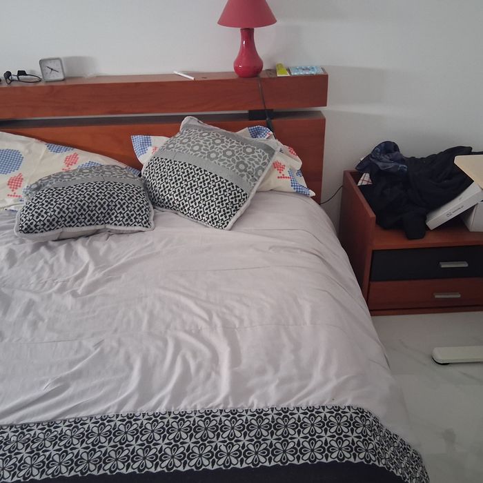 Cama com mesas de cabeceira