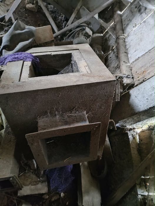 Podajnik do trocin ze spalakiem