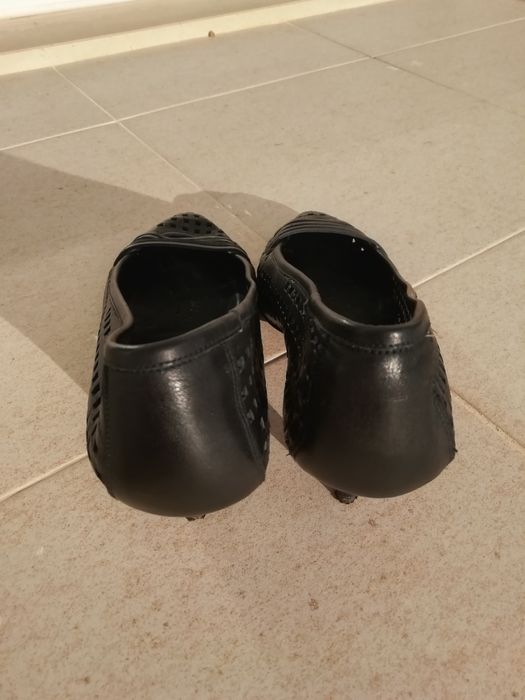 Sapatos em pele pretos