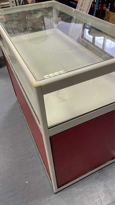 Balcões em aluminio com vidros com arrumação atrás