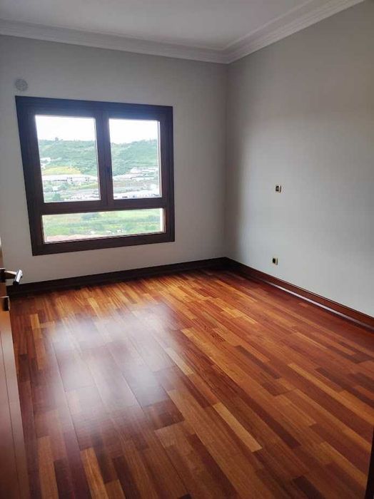 Arrendamento de apartamento T3 c/ dois lugares de parqueamento na Quinta do Almirante