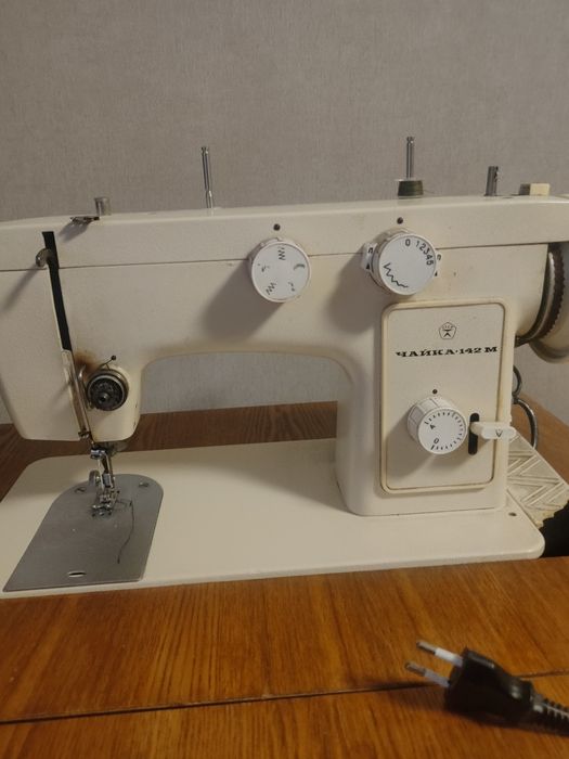 Продам швейну машину Чайка -142 М