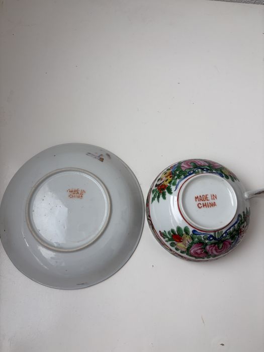 Chávena e pires em porcelana vidrada chinesa, cerca de 1930.