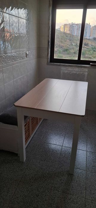 Mesa de cozinha branca e carvalho
