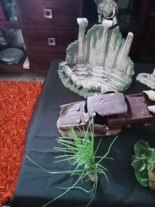 Várias peças de decoração de aquário