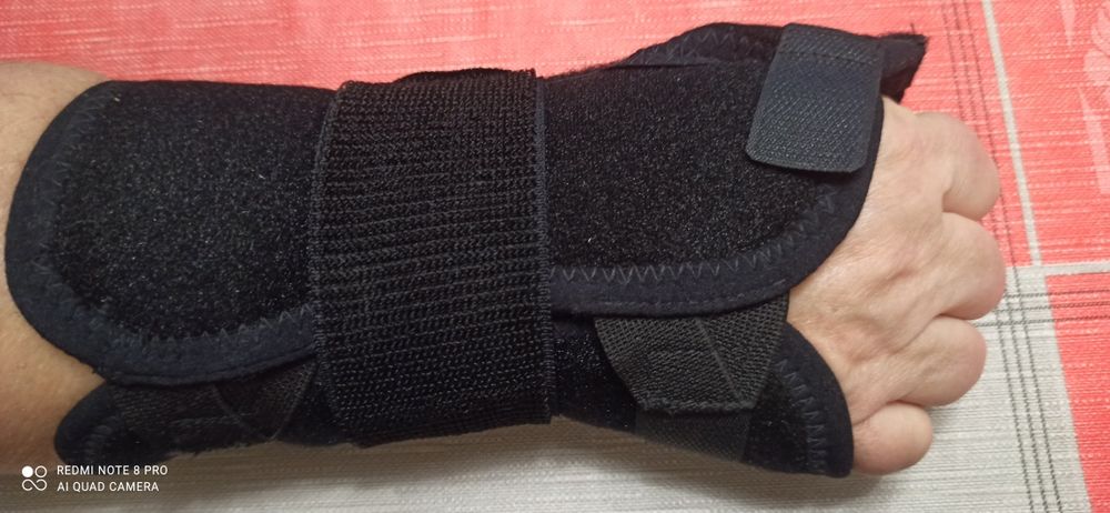 Бандаж з ребрами жорсткості на зап'ясті