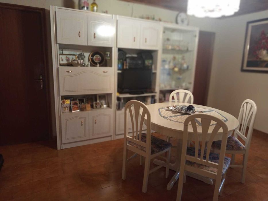 Sofá, Estante, Mesa e Cadeiras à venda - Em ótimo estado