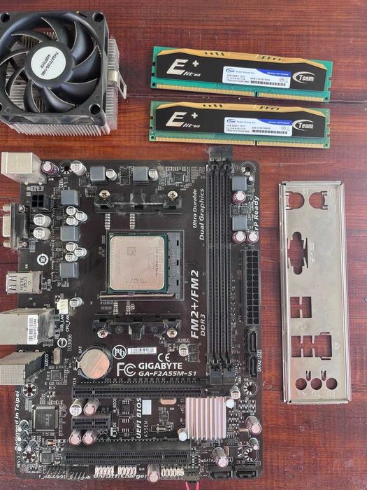 Комплект Gigabyte GA-F2A55M-S1/AMD A4-4000