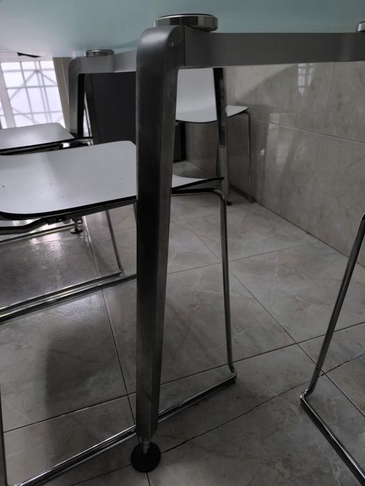 Mesa com tampo de vidro