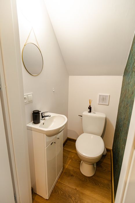 Domek nad jeziorem z jacuzzi sauną i linią brzegową