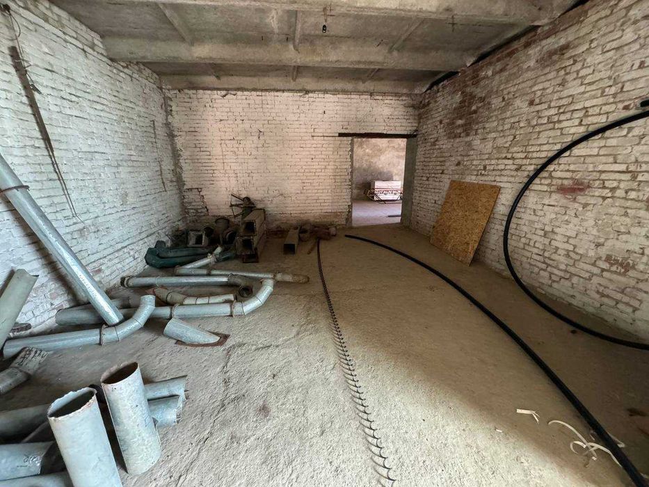 Продається виробничо-складськi примiщення з крупоцехом та обладнанням