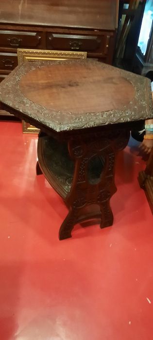 Mesa de madeira antiga talhada.
