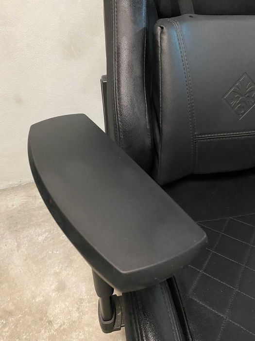 Cadeira Gaming HP OMEN Elevador a Gás Classe 4 - Preto e Vermelho