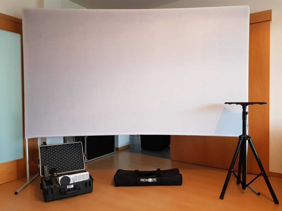 ALUGUER DE PROJETOR OPTOMA E TELA GIGANTE