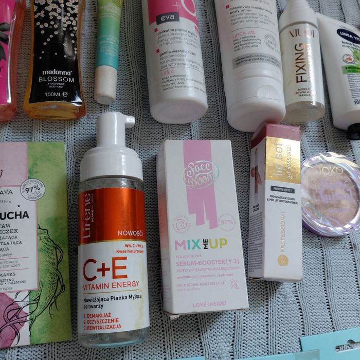 Zestaw kosmetyków dla kobiet perfumy maseczki pianki kremy
