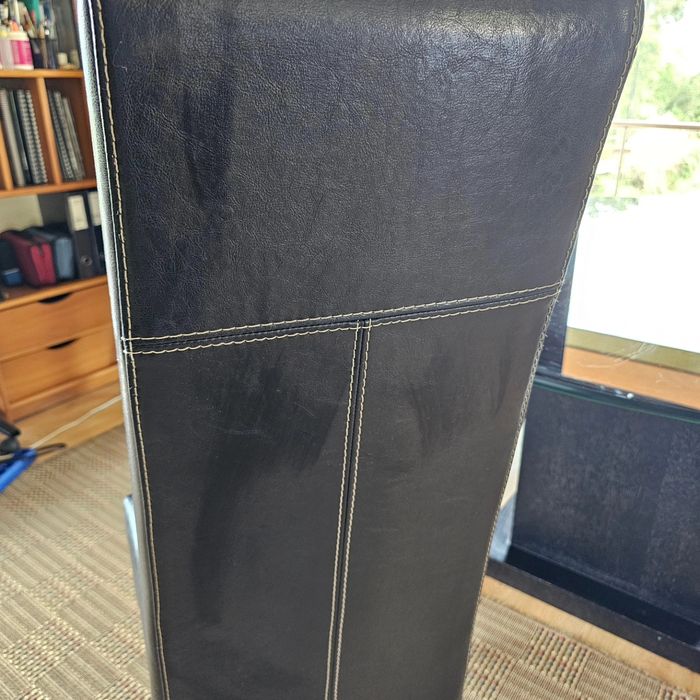 Mesa de Jantar em Vidro e 6 Cadeiras em Pele