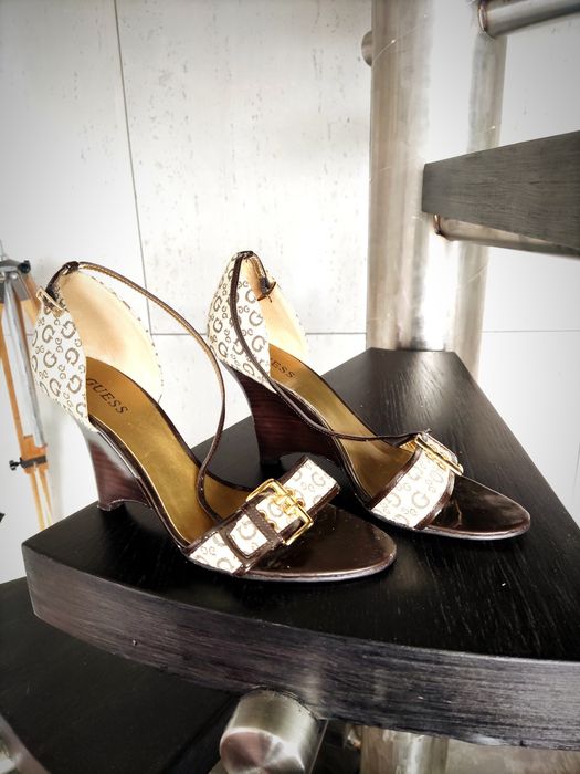 GUESS Buty damskie szpilki koturny sandały
