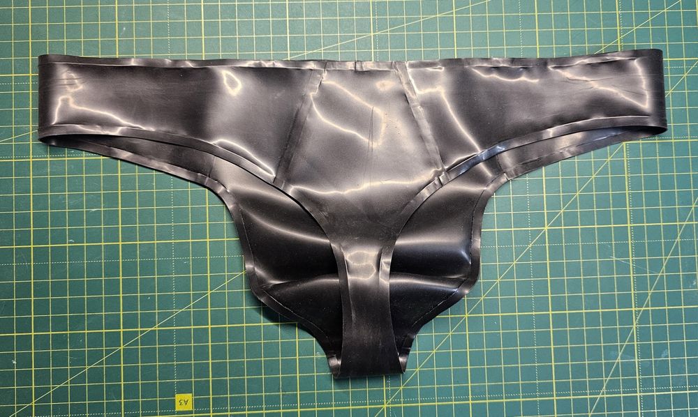 Стрінги чоловічі з латексу 0.4 мм