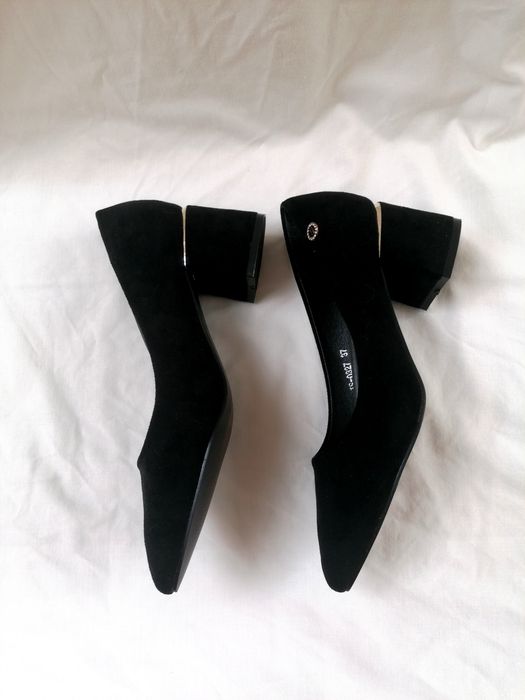 Sapatos Pretos e Bicudos de Salto