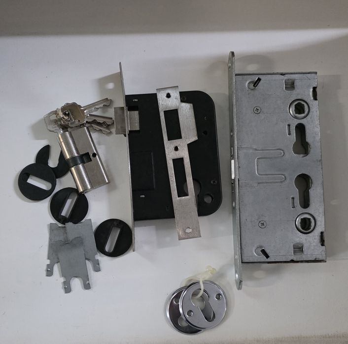 Fechadura com canhão e chaves