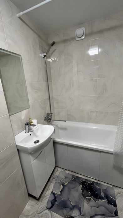 Подобово!Посуточно!Оренда!Затишна та чиста квартира!ЦЕНТР. 2-й ПОВЕРХ!