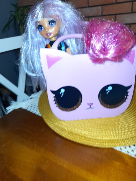 Lalka +2 peruki i torebka gumowa.