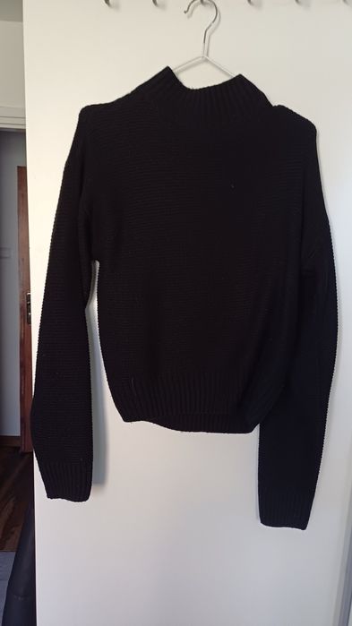 Czarny sweterek z golfem