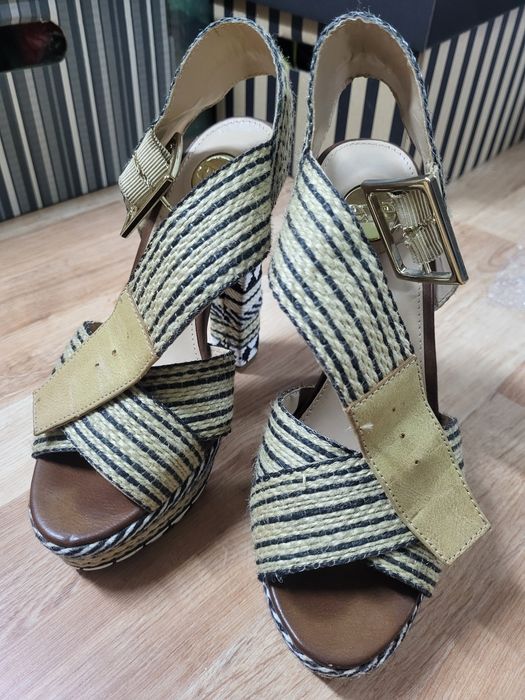 Rewelacyjne buty na mega słupku. Bardzo efektowne. Marki exe.